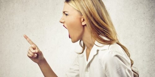 urlare contro i propri figli può provocare serie conseguenze