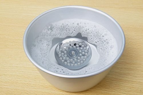 Mettere il soffione in ammollo aiuta a eliminare le tracce di calcare più resistenti