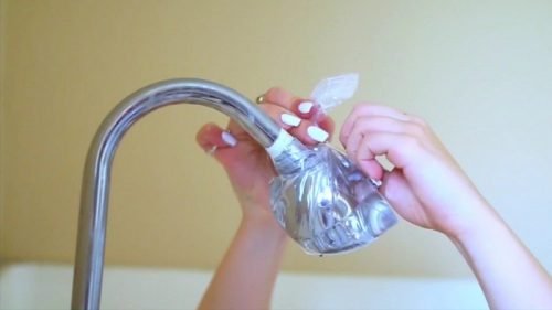 Se il soffione della doccia è fisso basterà legare un sacchettino contenente aceto bianco