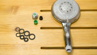 Rimuovere i residui di calcare dal soffione della doccia