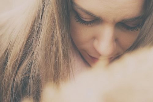 Ragazza in meditazione