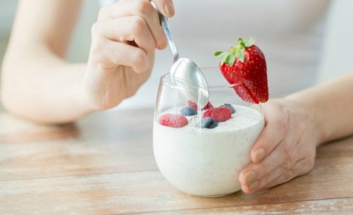 donna che mangia yogurt con frutta