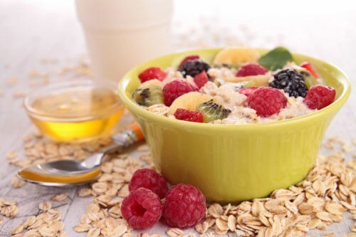 Tazza con avena e frutta