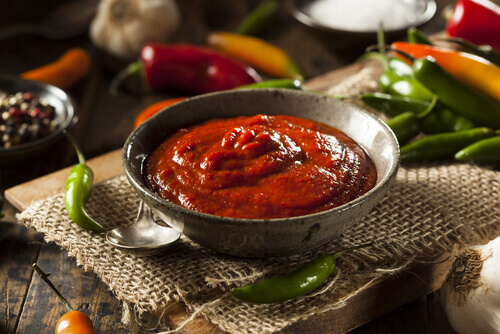 ciotola con salsa di pomodoro al peperoncino