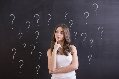 Ragazza che si pone delle domande