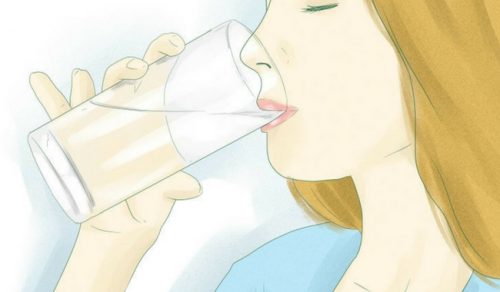 bere acqua a temperatura ambiente
