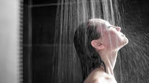 8 errori che commettiamo sotto la doccia 8 errori che commettiamo sotto la doccia