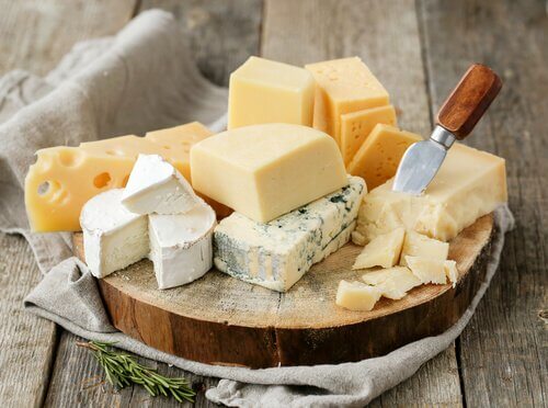 i formaggi tradizionali contengono un'elevata quantità di sale e grassi saturi
