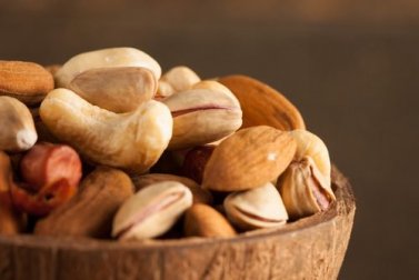 La frutta secca e i semi: perché bisogna metterli a bagno?