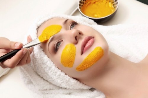 Maschera con curcuma per ridurre borse