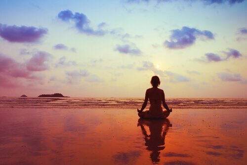 donna che fa yoga al tramonto