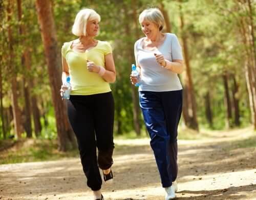 Donne anziane camminano per perdere peso