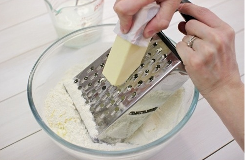 Grattugiare il parmigiano