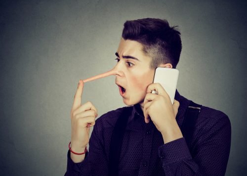 Ragazzo al telefono con naso lungo