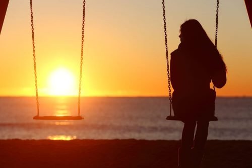ragazza in altalena