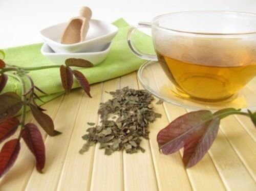 il tè di foglie di noce è ideale per depurare il sistema linfatico