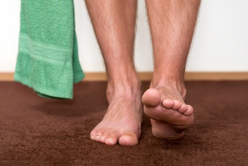 Asciugare i piedi dopo la doccia