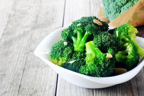 piatto bianco con broccoli