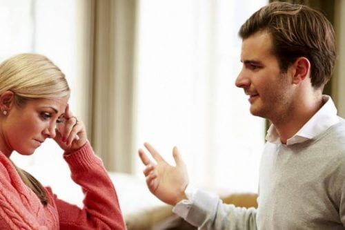 Ragazzo e ragazza che litigano