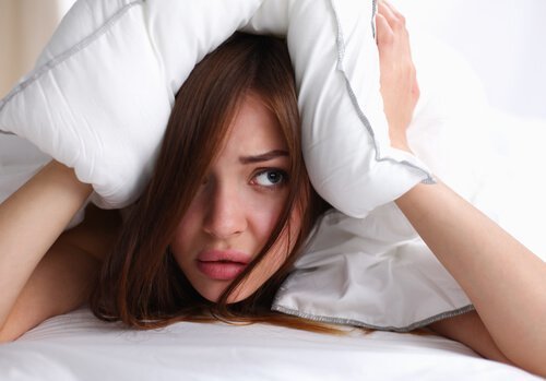 ragazza con testa sotto il cuscino
