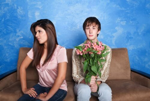 Ragazzo con mazzo di fiori e ragazza arrabbiata