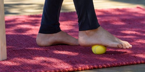 esercizio con pallina da tennis per curare la spina calcaneare