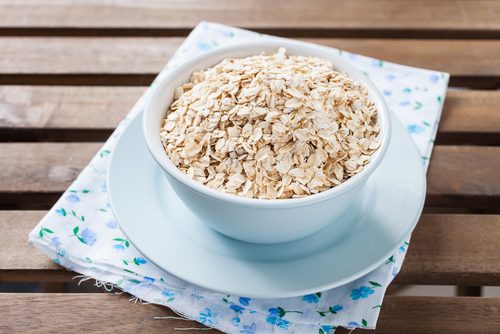 tazza di fiocchi di avena sul tavolo