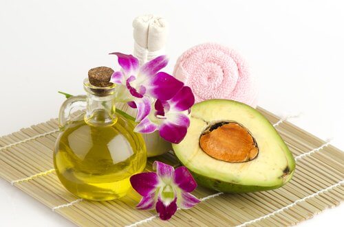 Maschera avocado e olio di oliva per prevenire le rughe sulle mani