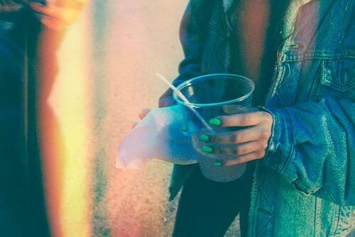 ragazza che beve col giubbotto