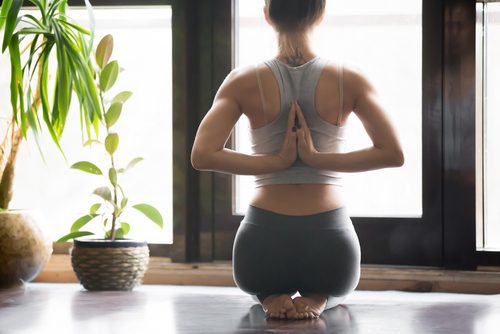 Le posizioni yoga che alleviano i dolori mestruali