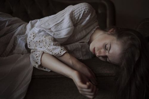 Ragazza che dorme la sindrome di cassandra