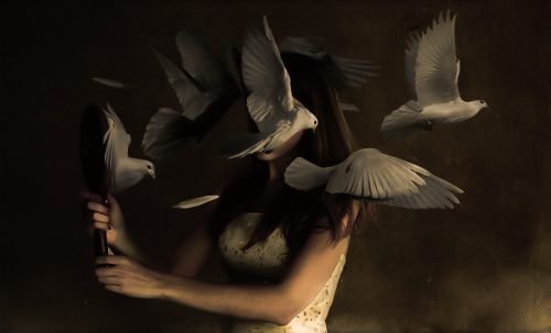 Ragazza con colombe