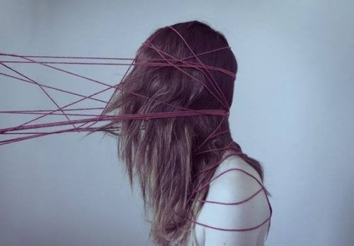 Ragazza tirata da fili