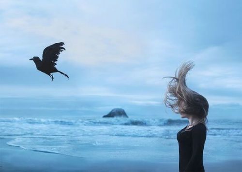 Ragazza sulla spiaggia capelli al vento 