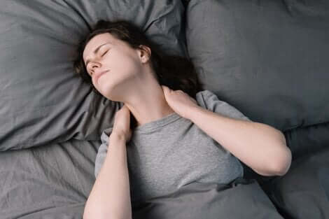 Trattamento della fibromialgia: ragazza con dolore al collo.