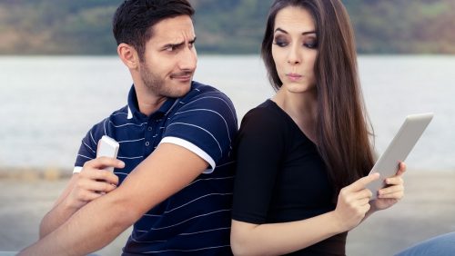 Comportamenti da non accettare in coppia: la mancanza di fiducia