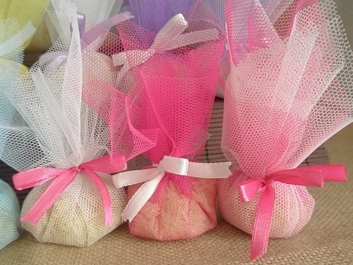 Sacchetti con chicci di riso per eliminare i cattivi odori negli armadi