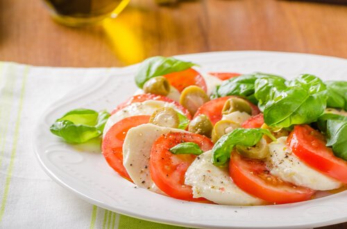Insalata a base di pomodoro, mozzarella e aglio
