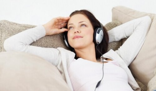 Ragazza rilassata ascolta musica