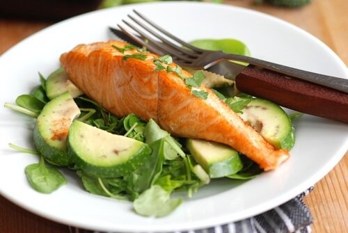 Salmone e insalata