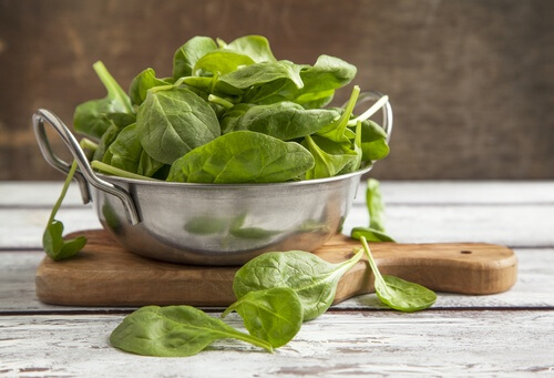 Spinaci e tagliere.