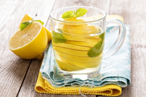 Acqua e limone per eliminare il gonfiore addominale