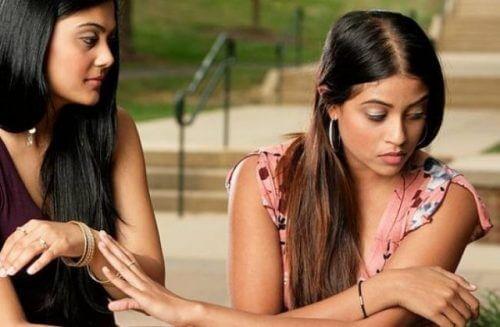 Ragazza che ascolta l'amica che si lamenta sempre