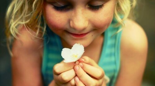 bambina con fiore