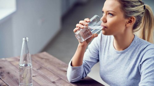 Ragazza che beve un bicchiere d'acqua