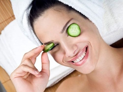 fette di cetriolo sugli occhi per occhiaie