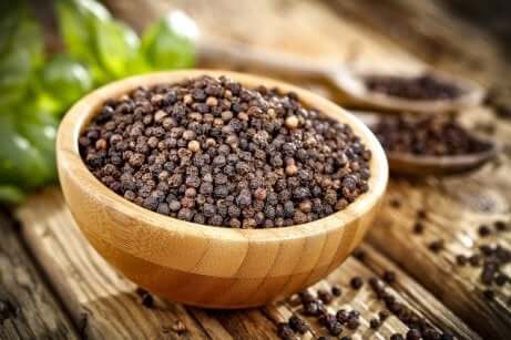 Ciotola di pepe nero.