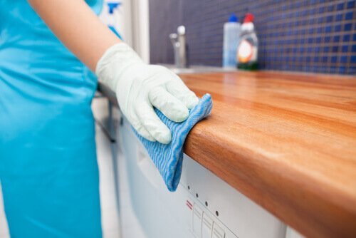 Disinfettare piano da lavoro in cucina come usare l'aceto di mele