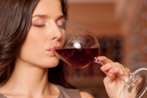 Donna che beve vino