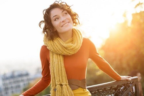 Ragazza sorridente con la sciarpa